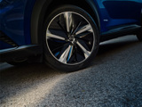 Close up of Nissan Juke Hybrid alloy wheel